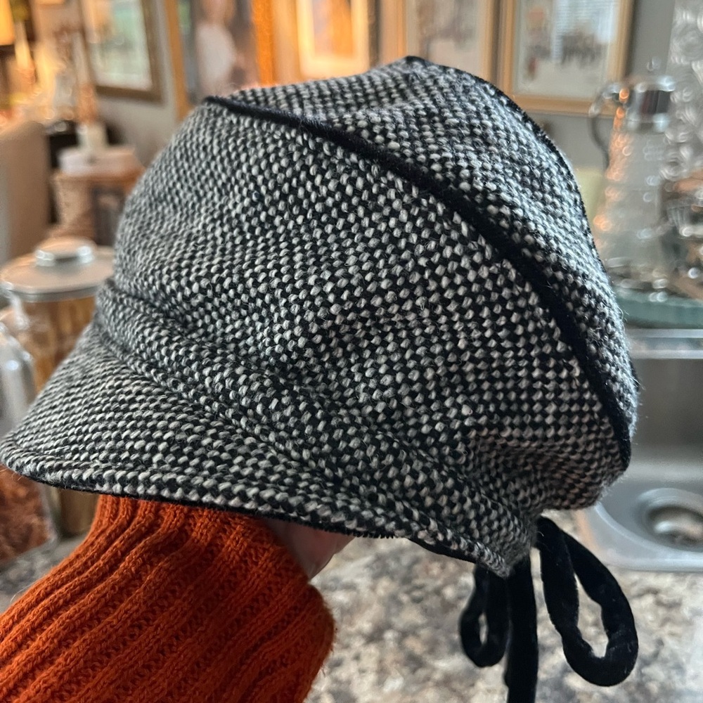 Le Chateau Black and White Womens Hat